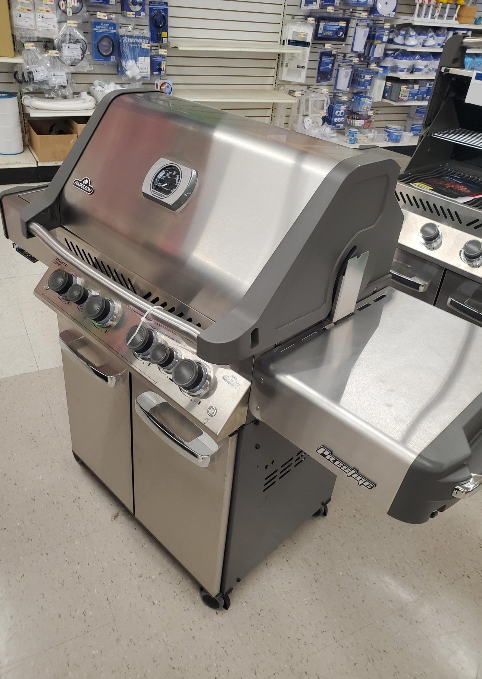 Outlet Napoleon Prestige 500 Propane Grill