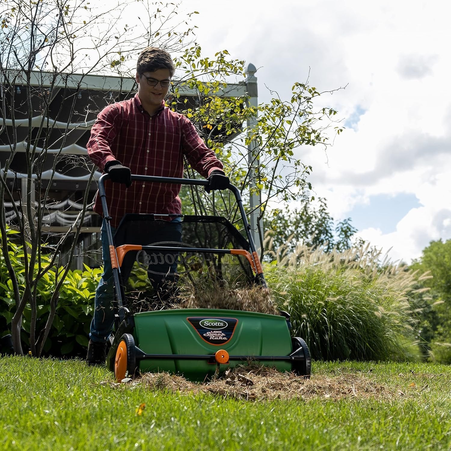 Scotts 26 in. Push Lawn Sweeper LSW70026S, Black/Green