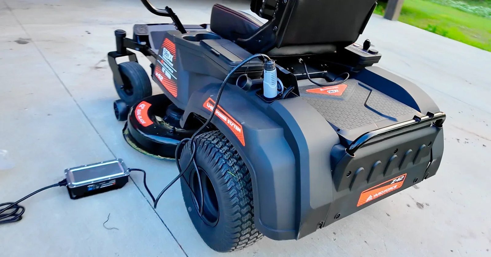 Yard Force Riding Lawn Mower 42" Zero Turn Battery Powered 56V Z42-562 New